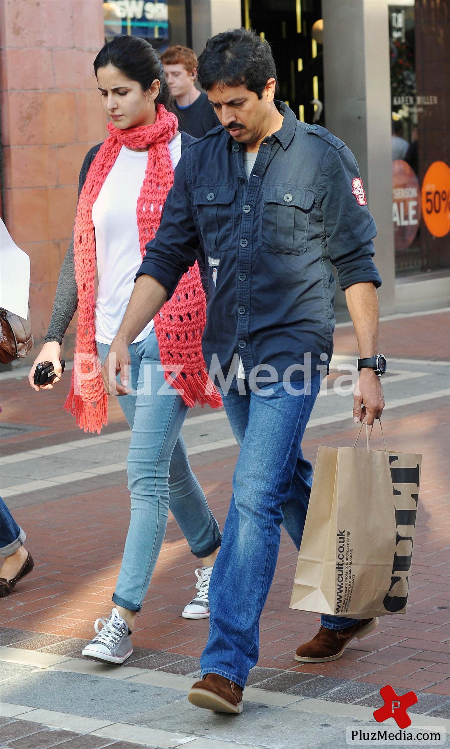 Katrina Kaif and director Kabir Khan evade the paparazzi pictures | Picture 87866